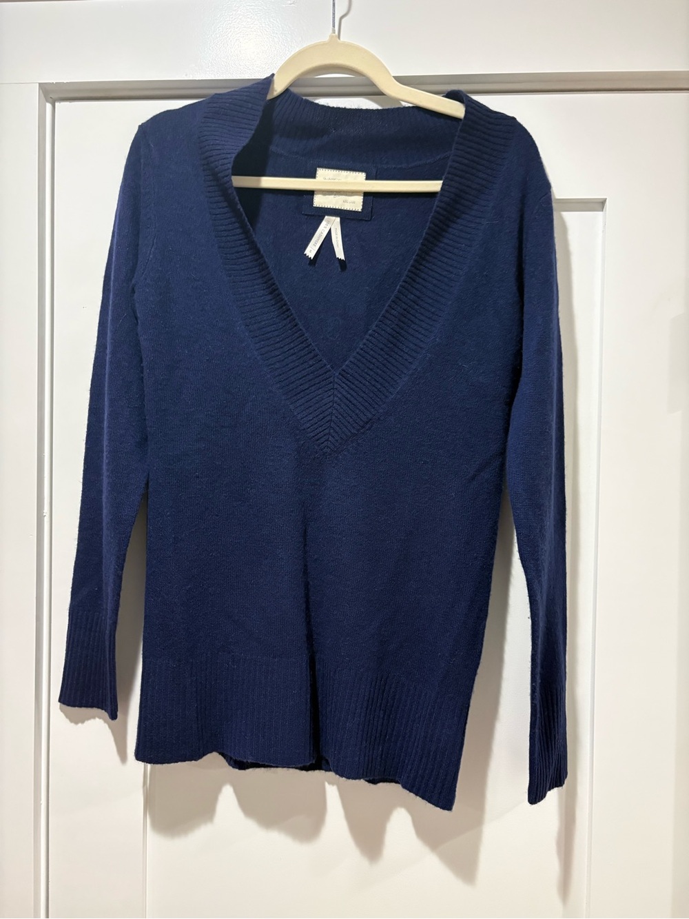 Old Navy cashmere V -Neck Navy Women's Sweater size medium